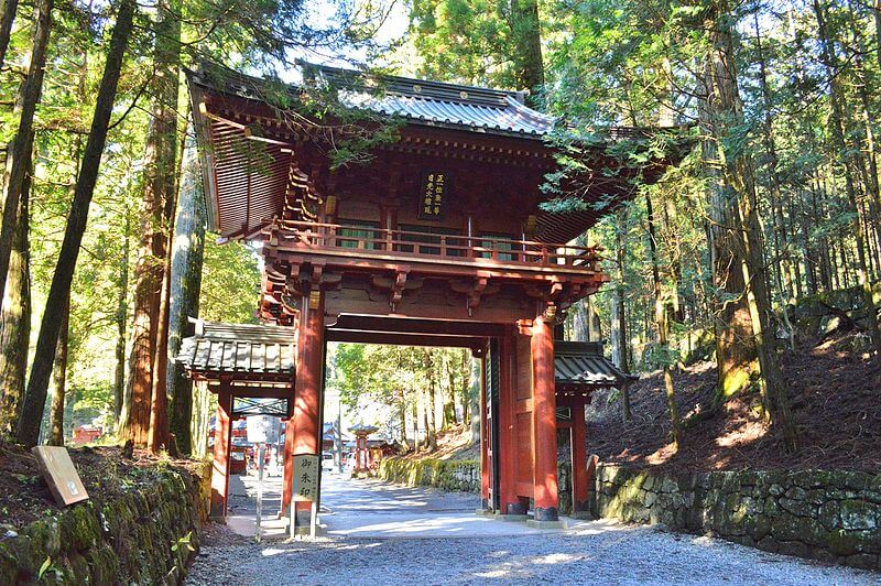 800px-Futarasan_Shrine_(Nikko)_roumon