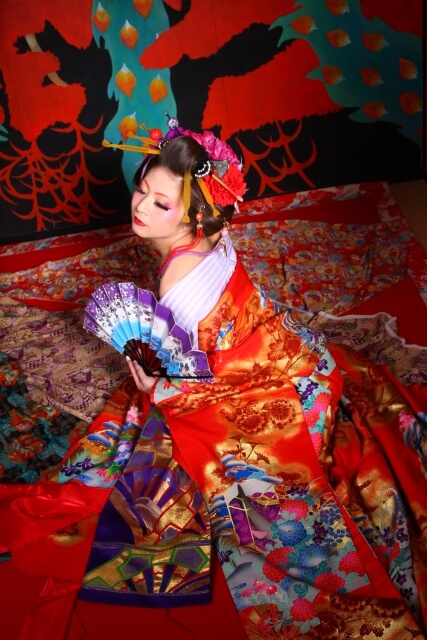 Courtesans had heavy obi knots on their front